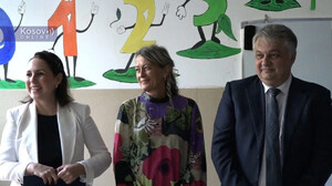 Direktor Telekoma Vladimir Lučić osnovcima u Leposaviću uručio pametnu tablu i lopte