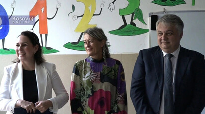 Direktor Telekoma Vladimir Lučić osnovcima u Leposaviću uručio pametnu tablu i lopte