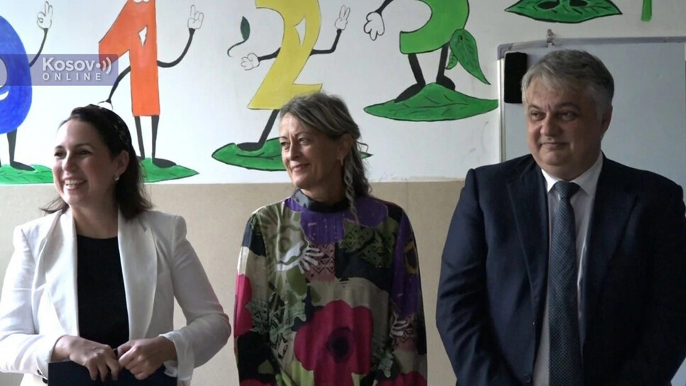 Direktor Telekoma Vladimir Lučić osnovcima u Leposaviću uručio pametnu tablu i lopte